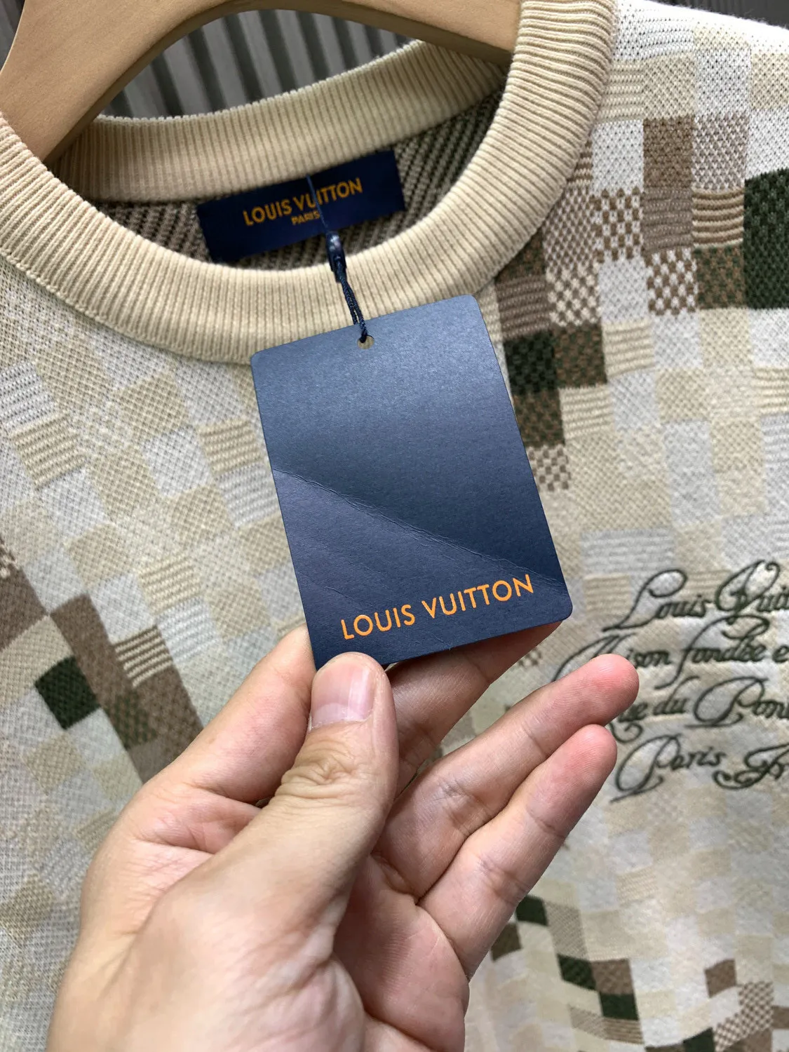 🅿️460 🀄️ Louis Vuitton Louis Vuitton 26 early spring new style LV Louis Vuitton camouflage checkerboard round neck pullover YB purchased the pattern. It is woven with 23 counts of combed cotton and 8 colors of yarn. The other 7 colors are custom dyed. The weaving piece is a 16-needle STOLL imported machine. The weaving time is 370 minutes/piece. 16-needle finer yarn is woven in 8 colors at the same time. Adding a variety of tissue jacquards increases the difficulty of the loom. There are many holes to sew with 22 stitches on the sewing plate. The embroidery requires secondary clamping. The collar, shirt legs and cuffs all need to be picked. The overall workmanship is very complicated. The embroidery is added with heat-capacitating glue and needs to be hot-glued to ensure quality. The checkerboard pattern needs to be positioned so the speed is slow. Each process of the whole garment is slow and time-consuming. Customized three-standard accessories are developed based on the original version. Same style for men and women. It is recommended to dry clean or machine wash the reverse side in cold water.